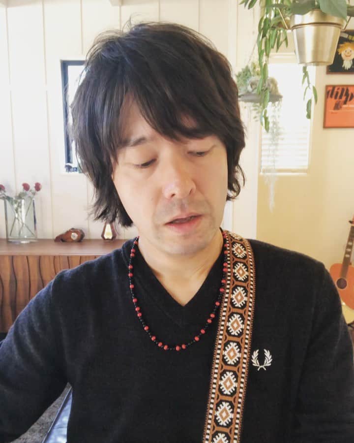 のインスタグラム：「22日の2ndソロアルバム発売を前に、”一曲ずつ、ちょこっとずつ、家で弾き語りつつ”ってこの瞬間にタイトル考えましたが、やってみたいと思います😄まずは「ココロ」と「シャンデリア」！ #和田唱 #和田唱ALBUM #家で弾き語り」