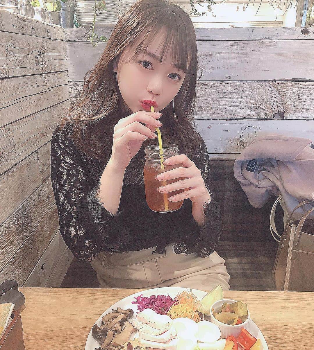 のインスタグラム：「皆さんはおうち時間なにしてますか？🌷 . わたしは撮影編集やらおうちカフェやらゲームやら動画見たりしてたら あっという間に1日が終わってます🤭💭 最近は「せがしおりの生配信チャンネル」というのをYouTubeで始めて 皆さんとテレビ通話しているような感覚で楽しんでおります･:*+.\(( °ω° ))/.:+ わたし自身、一人暮らしだから 皆さんとの時間が本当に楽しいし癒し💓 いつもありがとうございます😌🤍🤍 . さ！今日は「せがしおりチャンネル」に動画上がりますので もう少し編集がんばるぞーーーー！ . #うちで過ごそう」