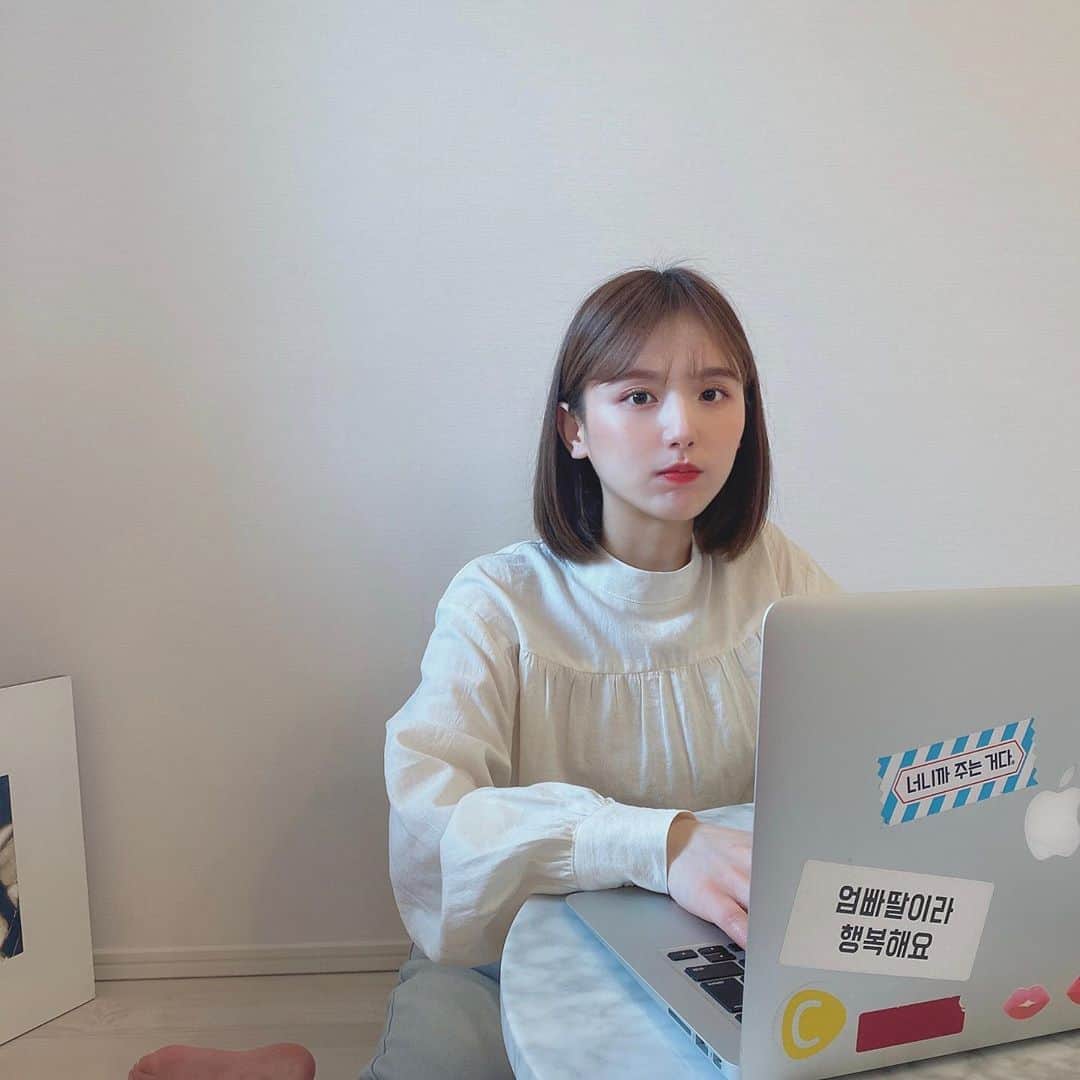 ひよんのインスタグラム：「💻💜 ㅤㅤㅤㅤㅤㅤㅤㅤㅤㅤㅤㅤㅤ 今日も編集😂💞 今週2日間連続で #気ままにひよん  動画配信できるーー😍👏❤️ よかったら見てね🥰🥰🥰 ㅤㅤㅤㅤㅤㅤㅤㅤㅤㅤㅤㅤㅤ #お家時間 #ひよん #youtube」