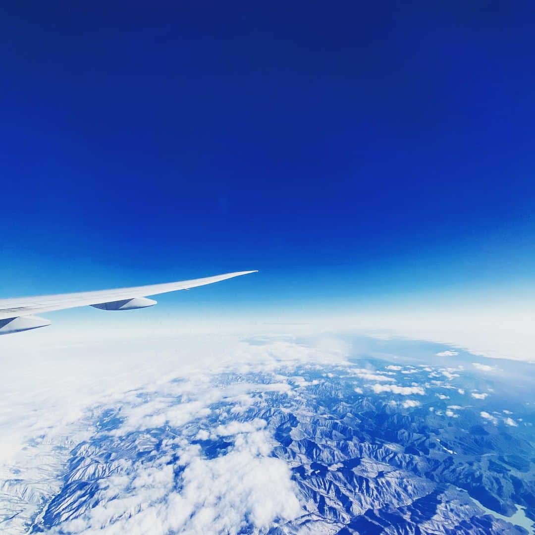 田中裕介さんのインスタグラム写真 - (田中裕介Instagram)「今日で34歳になりました。  毎年この時期は試合があってピッチ上での 写真を載せるのですが今年はそれが叶わなかったので 昨年欧州へ旅行した時に機内から撮った雲の上からの写真にしました。 普段なら写真を撮る事はないですが ふと窓の外を見た時にこの景色に感動した事を覚えています。 今こんな綺麗な地球が非常事態に陥っています。 外出もできず仕事にも行けず旅行にも行けずに ストレスの溜まる日々が続いていると思います。 ただ、今本当に大変なのは病院で働いている方達だと思います。 僕らにできる事は自分の事だけでなく 周りの人達の事を考える事です。 少しでもこの非常事態が早く収まるように 一人一人が自覚を持った行動をしていく事が大事になってきます。 楽しかった思い出を思い出したり これから起こる楽しみな未来を考えて 今は毎日を過ごしましょう。 皆でこの危機を乗り越えていきましょう‼︎ We can do it!!! #感謝 #医療従事者は私たちのヒーロー  コメント、メッセージ全て読ませて頂いてます。ありがとうございます‼︎」4月14日 17時25分 - yusuketanaka_official