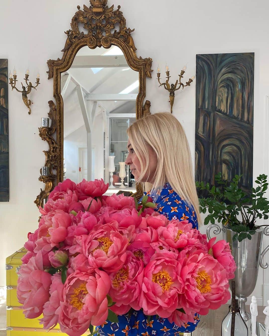 ヤナ・ルドコフスカヤさんのインスタグラム写真 - (ヤナ・ルドコフスカヤInstagram)「Накрасилась, натоналилась  и уложилась,только не понятно зачем?)Может прямой эфир провести, а то я последнее время вообще не задумывалась об этом, а теперь вот Инстаграм обязывает быть всегда в форме! На мейке , на укладке и ни в коем случае не поправится, а то не Дай Бог лишние килограммы увидят, ведь тут точно не простят.... ))) Да и не надо, нечего на карантине расслабляться ,надо всегда быть в форме, а лучше схуднуть, сяду ка я с сегодняшнего дня на кефирчик ... Кто сейчас на диете или такие шальные мысли только меня посещают, признавайтесь? Или Вы на карантине вообще ни  ни о чём не паритесь ?) Сегодня в 1️⃣9️⃣-3️⃣0️⃣ прямой эфир, вот и поговорим об этом , а я буду на полном «фарше» чтобы Вы меня узнали )」4月14日 17時30分 - rudkovskayaofficial