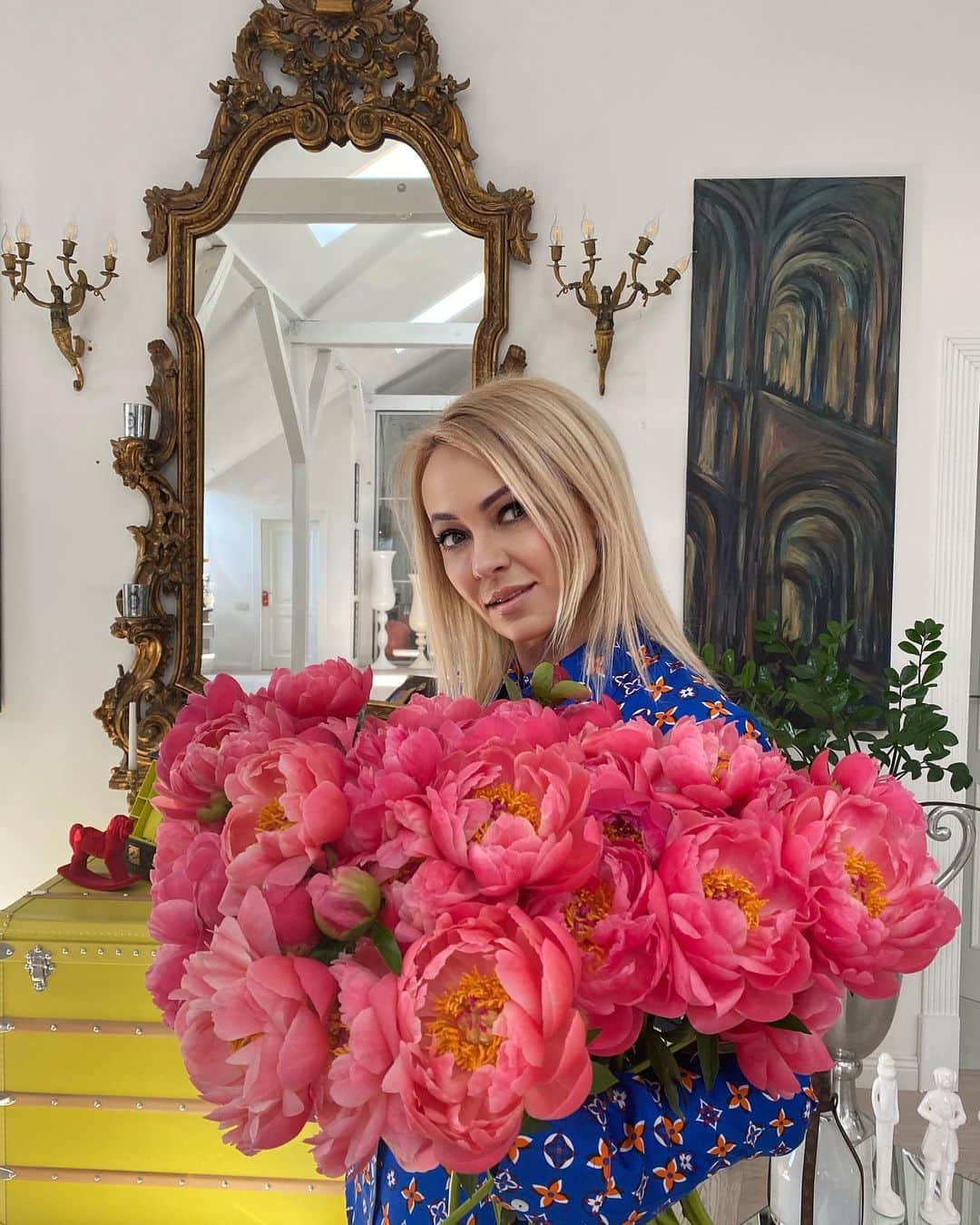 ヤナ・ルドコフスカヤさんのインスタグラム写真 - (ヤナ・ルドコフスカヤInstagram)「Накрасилась, натоналилась  и уложилась,только не понятно зачем?)Может прямой эфир провести, а то я последнее время вообще не задумывалась об этом, а теперь вот Инстаграм обязывает быть всегда в форме! На мейке , на укладке и ни в коем случае не поправится, а то не Дай Бог лишние килограммы увидят, ведь тут точно не простят.... ))) Да и не надо, нечего на карантине расслабляться ,надо всегда быть в форме, а лучше схуднуть, сяду ка я с сегодняшнего дня на кефирчик ... Кто сейчас на диете или такие шальные мысли только меня посещают, признавайтесь? Или Вы на карантине вообще ни  ни о чём не паритесь ?) Сегодня в 1️⃣9️⃣-3️⃣0️⃣ прямой эфир, вот и поговорим об этом , а я буду на полном «фарше» чтобы Вы меня узнали )」4月14日 17時30分 - rudkovskayaofficial