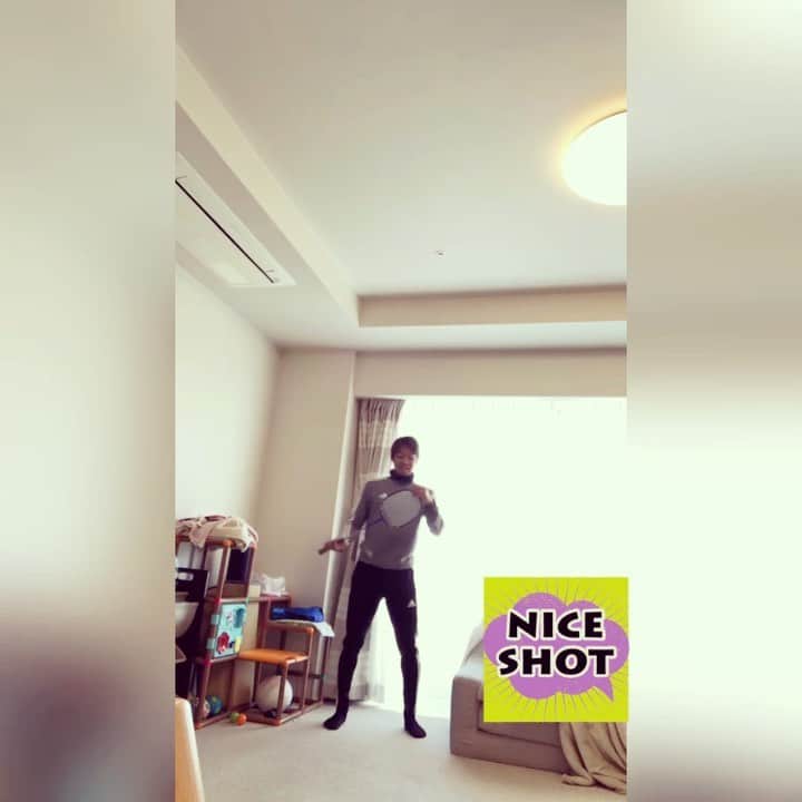 清武弘嗣のインスタグラム：「おうちバドミントン🏸笑 . #最後スマッシュうたれて #頭直撃笑 #おうち時間  #udn @momota_kento」