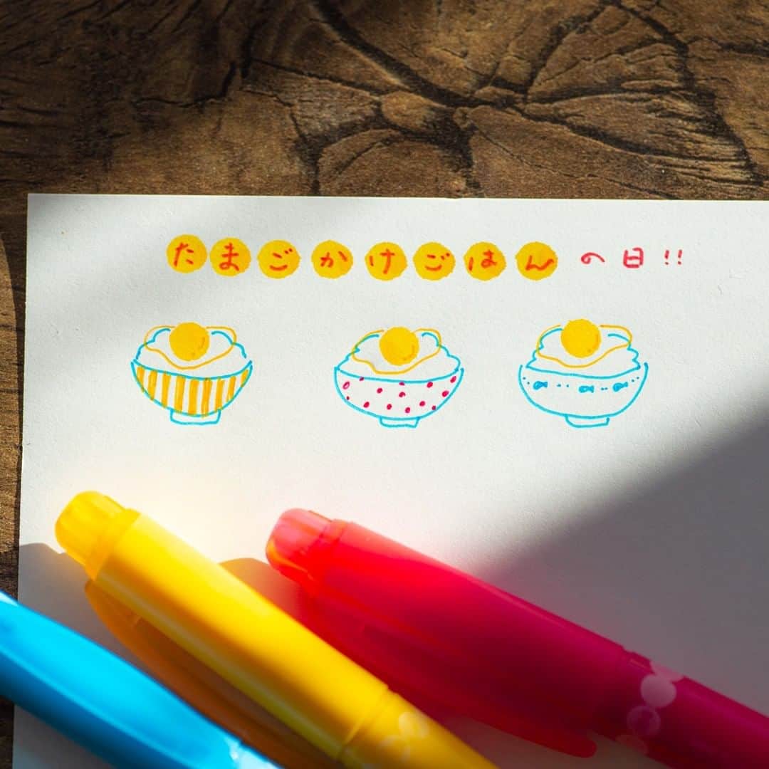 トンボ鉛筆さんのインスタグラム写真 - (トンボ鉛筆Instagram)「#プレイカラードット で描く食べ物まとめ📖 今までの #プレイカラードットアレンジ の投稿から、食べ物を描いた投稿をまとめました🍎🍊🍈🍳🍨 ドットイラストの参考にしてみてください✨ . 今トンボ鉛筆のInstagramでは、みなさんのプレイカラードットアイディアを募集しています。 投稿していただいた中から、いくつかのアイディアをトンボが作る小冊子に掲載させていただく予定です！ 詳しくは一つ前の投稿をご覧ください✨ . . . #illustration #illustrator #イラストレーター #落書き #らくがき #いらすとぐらむ #イラストグラム #ゆるいイラスト #playcolordot #bujo #バレットジャーナル #文房具好き #ドットワンポイント #ノート術 #doodle #手帳術 #手帳の中身 #bulletjournalcommunity #bujoinspire #手帳ライフ #手帳好きさんと繋がりたい #ドットラボ #プレイカラードットアレンジ #簡単イラスト」4月14日 17時31分 - tombowpencil