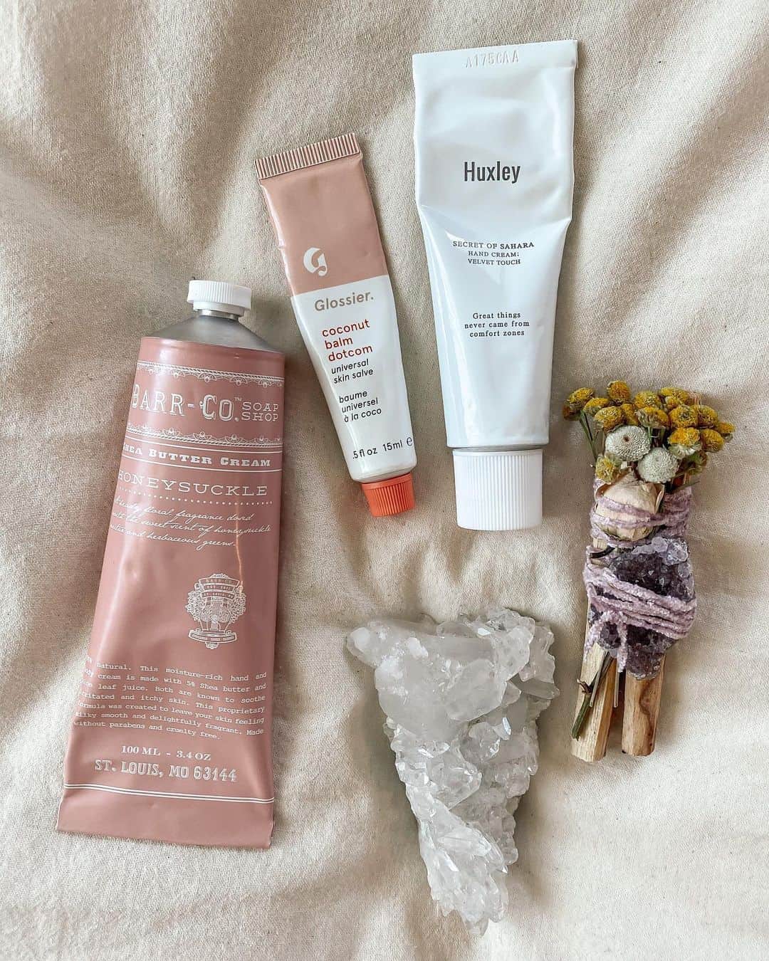 Manamiのインスタグラム：「🌱🌷🌞🌝💫🪐 リクエストにお答えしますシリーズ💁🏽‍♀️(初) スキンケアについてです🧖🏼‍♀️ 元々肌綺麗じゃないしニキビ肌だったんだけど もう1年くらいニキビも肌荒れもなく安定してるし まさかの、肌きれいって言われるようになったんだ🌼 私が使ってみてよかったやつ！ 長いです🙏🏽 ㅤ ❁2枚目 @muji_global 拭き取りと導入化粧液は化粧水の前に @forganics_jp 保湿力◎大好きで化粧水はもう5本目！ ㅤ ❁3枚目 @onecious895 朝は毎日炭酸洗顔⛅️ 化粧水は肌の深部まで浸透してくれるのでインナードライ改善に。 ㅤ ❁4枚目 @aesopskincare parsley seedの洗顔はメイクも落ちるからダブル洗顔不要！もう5本目くらい @dermalogica 週に1回、毛穴までスッキリするパウダー洗顔。ツルツルなる！ ㅤ ❁5枚目 @dr.pepti 塗るボトックスと言われている美容液！ハリ💯 @drjart 肌再生&沈静シカクリーム。朝も夜もこれ！ @aesopskincare SPFのクリームなので朝☀️これも何本目だろ？ ㅤ ❁6枚目 @kiehls 夜用オイル美容液で翌朝もち肌♡1年くらい使ってるけどまだなくなってない◎ @infinity_kose 日に当たった日は必ず塗る。日光浴びまくってるのにシミがそこまで出てないのは絶対これのおかげ！ @lekarkacosme おそらくこれが最強。一言では書けない。ちょいと高いからちびちび使って2本目。 @chanel.beauty それなりの年齢なのでハリと弾力ケア。目元しっかり目に塗ってます！ ㅤ ❁7枚目 @huxley_japan @huxley_korea サボテンシードオイルのオイルパック。潤い♡ @phoebe_beautyup ぷるっぷるになる！翌朝もぷるっぷる！ @23yearsold_jp 水分爆弾パック。キメが整うしもち肌になる♡ ㅤ 人によって合う合わないあると思うけど よかったら参考にしてね🧖🏼‍♀️ ちなみにスキンケアも大事だけど、 食生活もかなり大事だよ！ 食事についても書こうかなぁ？知りたい人いるのかな？」