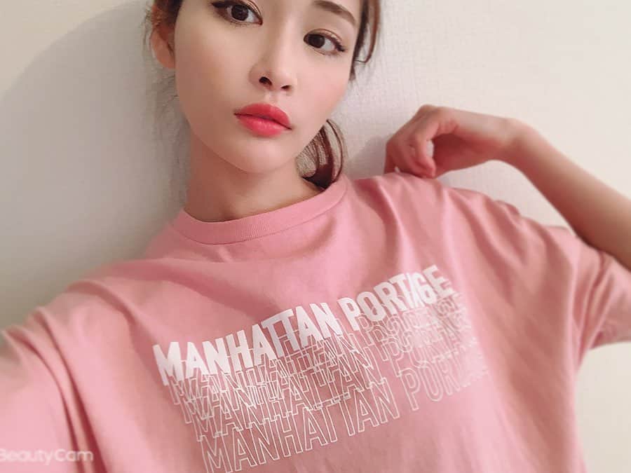 横町ももこさんのインスタグラム写真 - (横町ももこInstagram)「💖 . マンハッタンポーテージ @mp_japan の新作届いた〜🚲❤️ . カジュアルなブランドのイメージのなかで私らしいピンク色のTシャツを即決✌️💕 . お尻まで隠れるTシャツワンピだからトレーニングの時によく履くレギンスと合わせてもいい感じ👍✨ . お外に着て行ける日が来るまではお家でラフに着るの〜🏠 . . #manhattanportage #マンハッタンポーテージアパレル #マンハッタンポーテージ #apparel  #casual#ootd#fashion#ファッション#패션#カジュアルファッション#codinate#春夏コーデ#おうちファッション#おうちコーデ#pink#tshirt#ピンクモンスター#ピンクおばけ #model #japanesegirl  #stayhome#うちで過ごそう #コロナに負けるな」4月14日 17時31分 - momochadayo