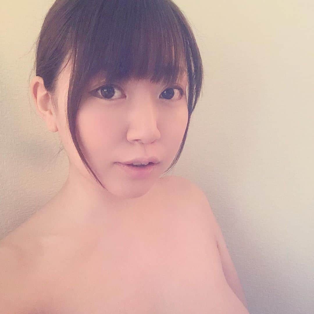 ちゃんまいさんのインスタグラム写真 - (ちゃんまいInstagram)「・ ・ 最近、アイドルなのに 自撮りしてなかったので 生まれたてのちゃんまいでも♡（着替えの途中です） ・ ・ #ベッドイン #japanese #sexy #idol」4月14日 17時43分 - dakko_shite_cho3