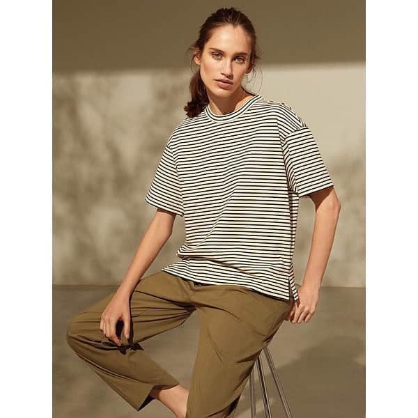 のインスタグラム：「【2020 SUMMER】﻿ DANIELLE SHERMAN for PLST﻿ ﻿ ドロップショルダーのビッグシルエットボーダーTシャツ。﻿ 程よい厚さと絶妙なサイズ感で、ビックシルエットでも着膨れしないよう綿密に計算されたパターンに。サイドスリットが入っているので、裾をインしてもアウトにしても決まる一枚。﻿ ﻿ ◇ 【DANIELLE SHERMAN】ジャージーボーダークルーネックT﻿ 120201160 ¥5,990+税﻿ ﻿ ◇ 【DANIELLE SHERMAN】タイプライターリラックスパンツ ﻿ 120206097 ¥9,990+税﻿ ﻿ ※価格は全て上代表記です。﻿ ﻿ #PLST#プラステ#daniellesherman﻿ #Tシャツ#ボーダー#ビッグシルエット#パンツ」