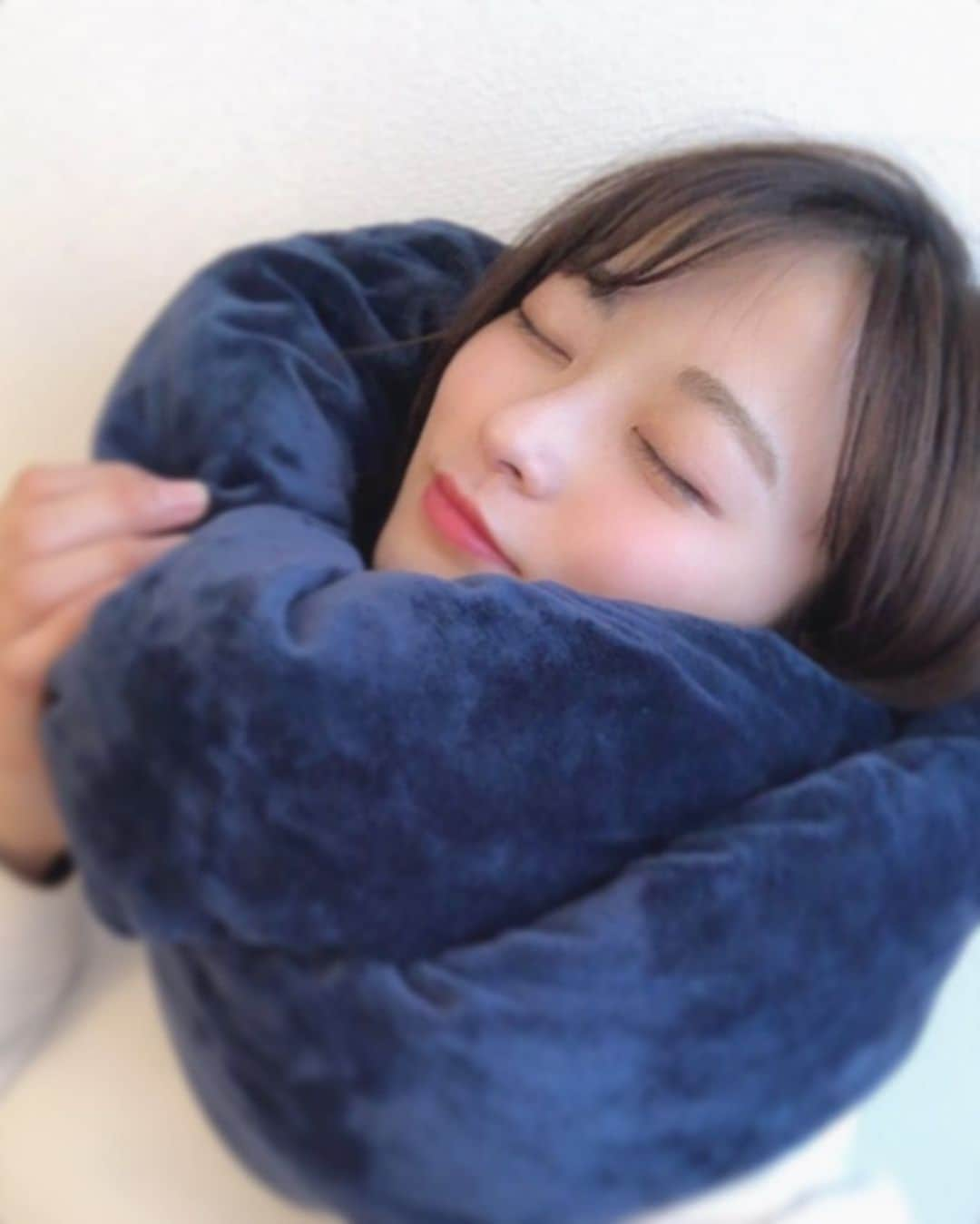 高本采実さんのインスタグラム写真 - (高本采実Instagram)「😴 本当にオススメしたい快眠グッズ🥺🌙 @twistpillow  のネックピロー . この前チラッとストーリーで ベッドに入ってから眠るまでに1,2時間はかかる ほど、なかなか寝付けない私なのですが... . 今まで色んなマクラを試しても 何ら変化はなかったから 期待はしてなかったのですが、 見事に裏切られました🥺💓 . 普段のマクラにプラスして このネックピローをクロスして首に巻いて寝たら... 1時間以内には眠れてます😭👏🏻 使用して2週間経ちますがずーっと！！！ もう本当に快適に気持ちよく眠れることに 感動しすぎて超オススメです😭🌙 . 顔がもふもふに包まれて心地いいのと 首から頭にかけて優しくフィットするから マクラが私を寝かしにきます🥺🌙 . このまま洗濯機で丸洗いもできるのでそこも嬉しいポイント😽 . 睡眠でお悩みのみなさん、 騙されたと思って試してみてください🥺🌈 . 少なくとも私はもう手放せなくなった 生活必需品となりました🥺❤︎ . . . . . #快眠 #快眠グッズ  #トラベルピロー #ネックピロー #ピロー #pillow #旅行 #機内持ち込み #昼寝 #お昼寝 #お昼寝中 #枕 #プレゼント  #まくら #旅行用品 #neckpillow  #携帯枕 #飛行機 #twistpillow #じぶんまくら #不眠症改善  #不眠 #熟睡 #寝具 #トラベルグッズ #おやすみ #sleepwell #リラックス #高本采実 #ayamistagram」4月14日 17時51分 - ayami__summer