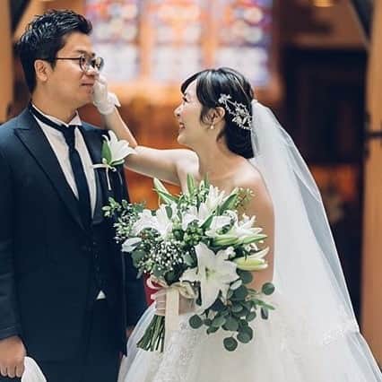 ホテルモントレウェディング【公式】 のインスタグラム：「♥ @montereyweddingをフォローして 『 #モントレ花嫁 』『 #ホテルモントレ』の タグをつけて投稿してくださいね＊*. . 💒👰ホテルモントレ グラスミア大阪 @grasmereosaka.wedding #卒花嫁 @callmed0d0 さまより 素敵なお写真をリグラムさせていただきました！ . 存在感のあるビッグブーケ❁* 新婦様の大好きなお花をメインに✧* . ——————————. ◆ブライダルフェア予約はこちらをcheck＊* http://bit.ly/2xJi8pN ◆ホテルモントレ グラスミア大阪の公式HPはこちら* https://www.monterey-wedding.jp/grasmere_osaka/ ——————————. . #ホテルモントレグラスミア大阪  #グラスミア大阪 #大阪 #osaka #モントレ #モントレ花婿 #プレ花嫁 #卒花 #weddingdress #プラコレ #ウエディングニュース #marryxoxo #wedding #dress #結婚式場 #日本中のプレ花嫁さんと繋がりたい #ブライダルフェア #結婚式 #パーティ #披露宴 #2020年春婚 #2020年夏婚 #2020年秋婚 #2020年冬婚 #ホテルウェディング」