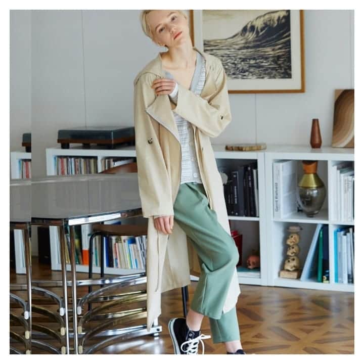 furryrate officialのインスタグラム：「. 【2020 spring collection】 . きれいめにもカジュアルにも 大人可愛く合わせたいカシュクールデザイン . . @uta_nao @yumi.nemoto.made #alisa #アリーサ #furryrate #furry #ファーリーレート #ファーリー #カシュクール #パンツ #春 #テーパードパンツ #pants #fashion  #spring #summer #springfashion」