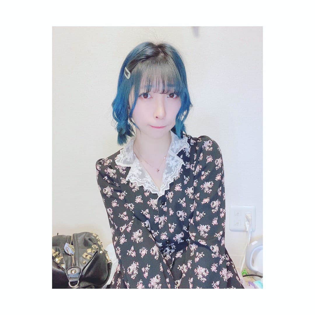 佐藤梨菜のインスタグラム：「#おうち時間 だからお家感出す為に写り込んだ鞄とかケトルとか消さなかっただけだよ（小声） いつもと違う雰囲気の佐藤です #ヘアアレンジ する前は6枚目の巻き方でした  #春コーデ #ツインテール #FEAM #idol #派手髪 #bluehair #いいね　#コメントください #셀카 #셀카샷 #좋아요 #좋아요환영 #팔로우미」
