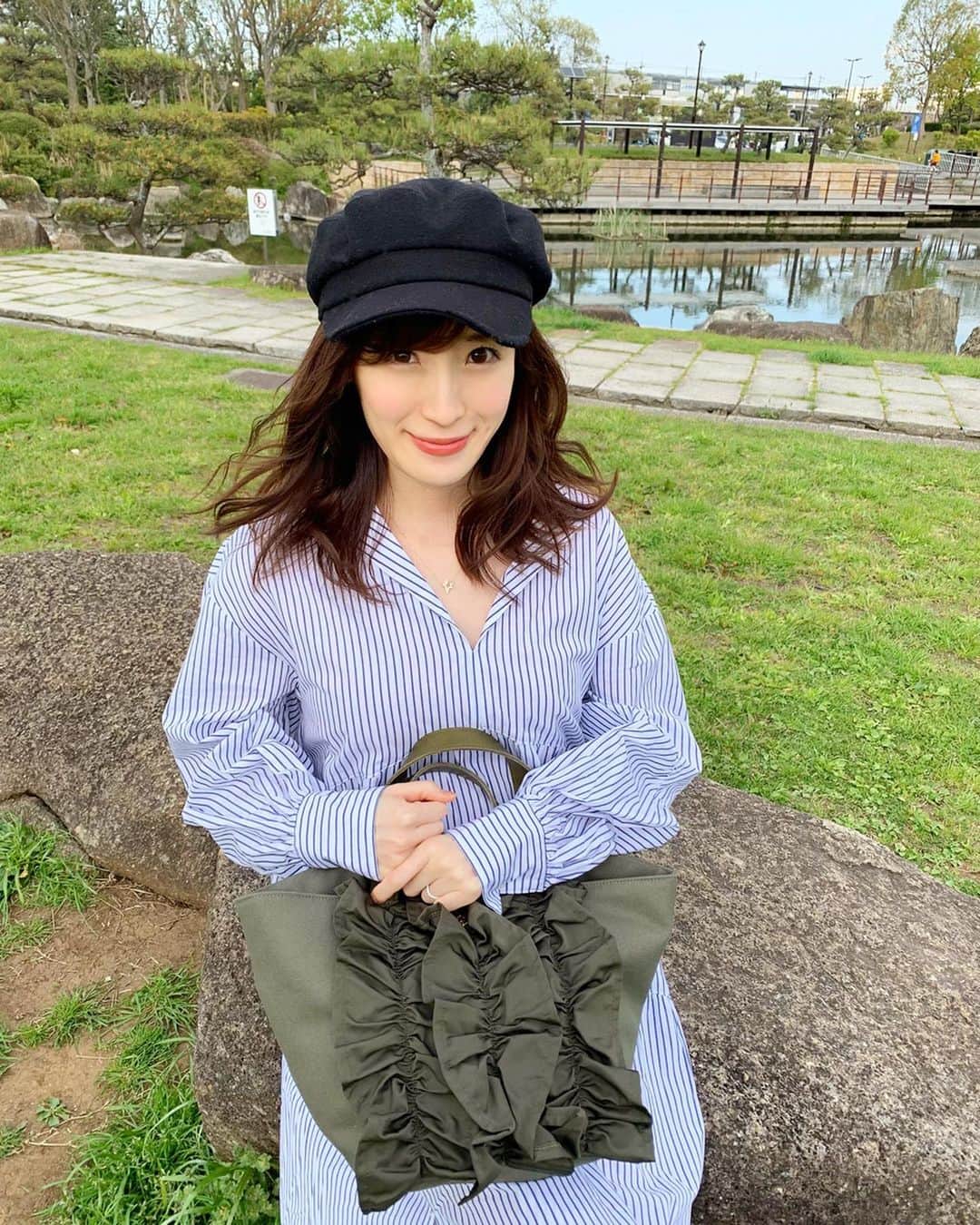 小林真由のインスタグラム：「⋆﻿ ⋆﻿ @dresandmore のバッグ👜﻿ ﻿ 軽くてたっぷり入るから﻿ マザーズバッグにもぴったり！﻿ つい入れすぎちゃうほどの﻿ ありがたい包容力で重宝してます🌸﻿ 今の時期はスーパーに行く時も活躍😙 ﻿ クーポンコード(10%off): QMJEY594 ﻿ ﻿ ﻿ 家から出ずに完全に運動不足な毎日😂﻿ せめてもの解消でラジオ体操を始めました😋﻿ なかなか伸びて気持ち良いっっ🕺🙏﻿ ﻿ ﻿ #ファッション #コーデ #ママコーデ #女の子ママ #ママライフ #コーディネート #マザーズバッグ #バッグ #トートバッグ #DRESandmore #coordinate #fashion」