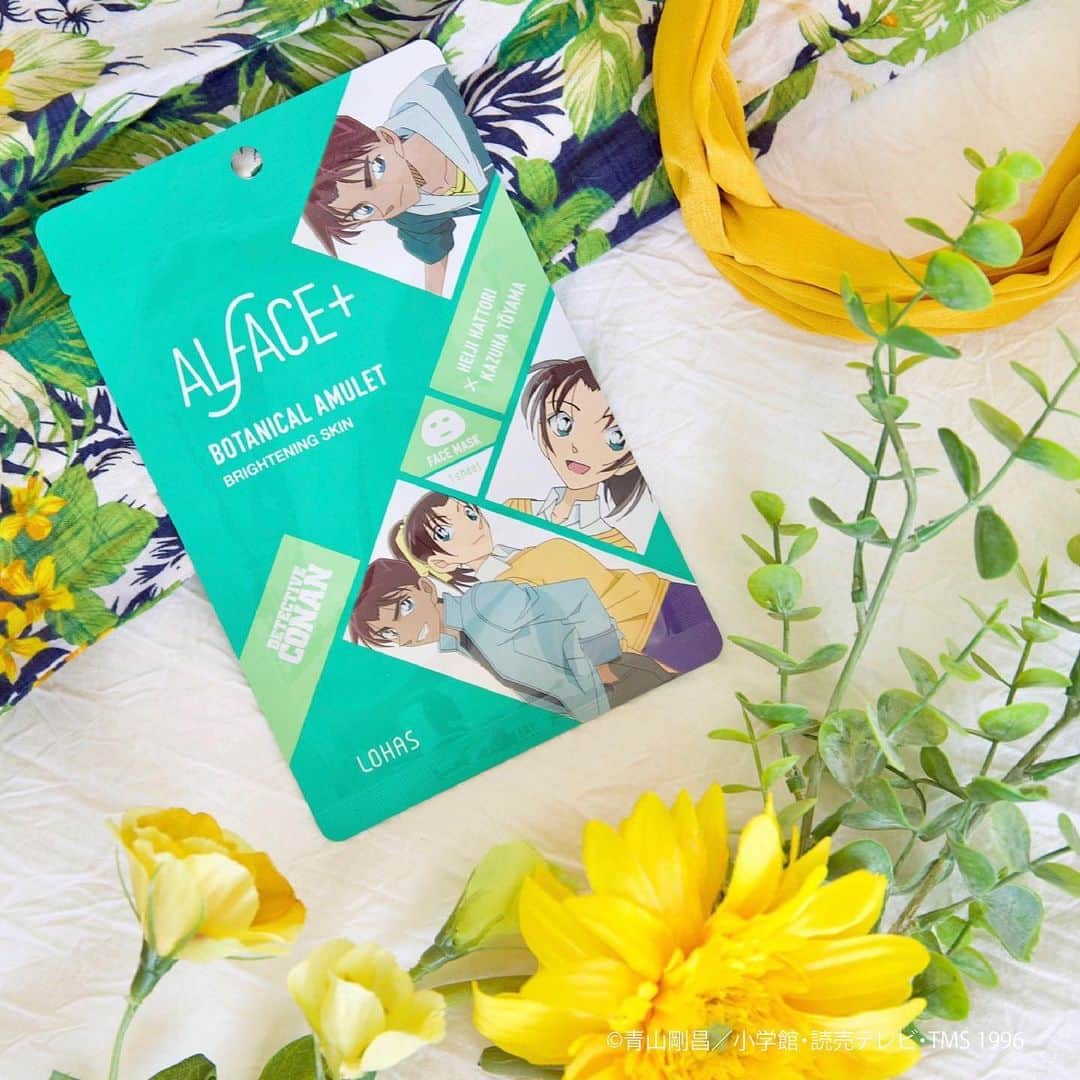 オルフェス（ALFACE+）のインスタグラム：「平次＆和葉バージョンは、﻿ 二人のキーワードである"お守り（アミュレット）"をイメージ✨﻿ ﻿ 平次のテーマカラーである“緑”と﻿ 和葉の“葉”にちなんでボタニカルな成分を配合しました🌱﻿ ﻿ シートにはキュートな二人のアイコン入り★﻿ ﻿ ■平次＆和葉　ボタニカルアミュレット﻿ ﻿ ヒアルロン酸※1、ボタニカルエキス※2、ティーツリーエキス※3を配合。﻿ 優しい保湿エッセンスが、明るくツヤのあるしっとりお肌をつくります。　﻿ ﻿ ※1保湿成分　※2　ティーツリーエキス、ローズマリー葉エキス、ラベンダー花エキス、セイヨウハッカ葉エキス、タイマツバナ葉エキス、カミツレ花エキス、フリージアエキス、ツボクサエキス　…　保湿成分　※3　整肌成分﻿ ﻿  #名探偵コナン #Detectiveconan #コナン #conan #緋色の弾丸 #服部平次 #遠山和葉 #名偵探柯南 #コナン好き #コナン好きな人と繋がりたい #コナンくん #オルフェス #フェイスマスク #パック #シートマスク #コラボコスメ #保湿 #ツヤ　#潤い #乾燥 #スキンケア #アミュレット #お守りコスメ #新発売 #stayhome  #おうちでコナン」
