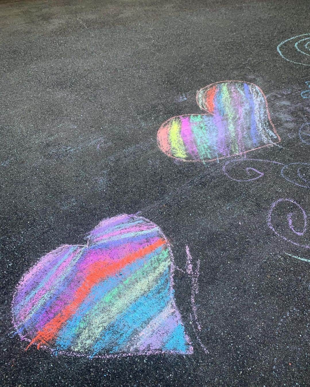 澤田友美さんのインスタグラム写真 - (澤田友美Instagram)「. lovely crayon's art by kids 🖍🧒🏻 💚💛🧡💖❤️💜💙 Life is about using the whole box of crayons🖍 . . . #heart #crayonart #rainbow #art  #rainbowchildren ？」4月14日 18時21分 - tomomi__sawada