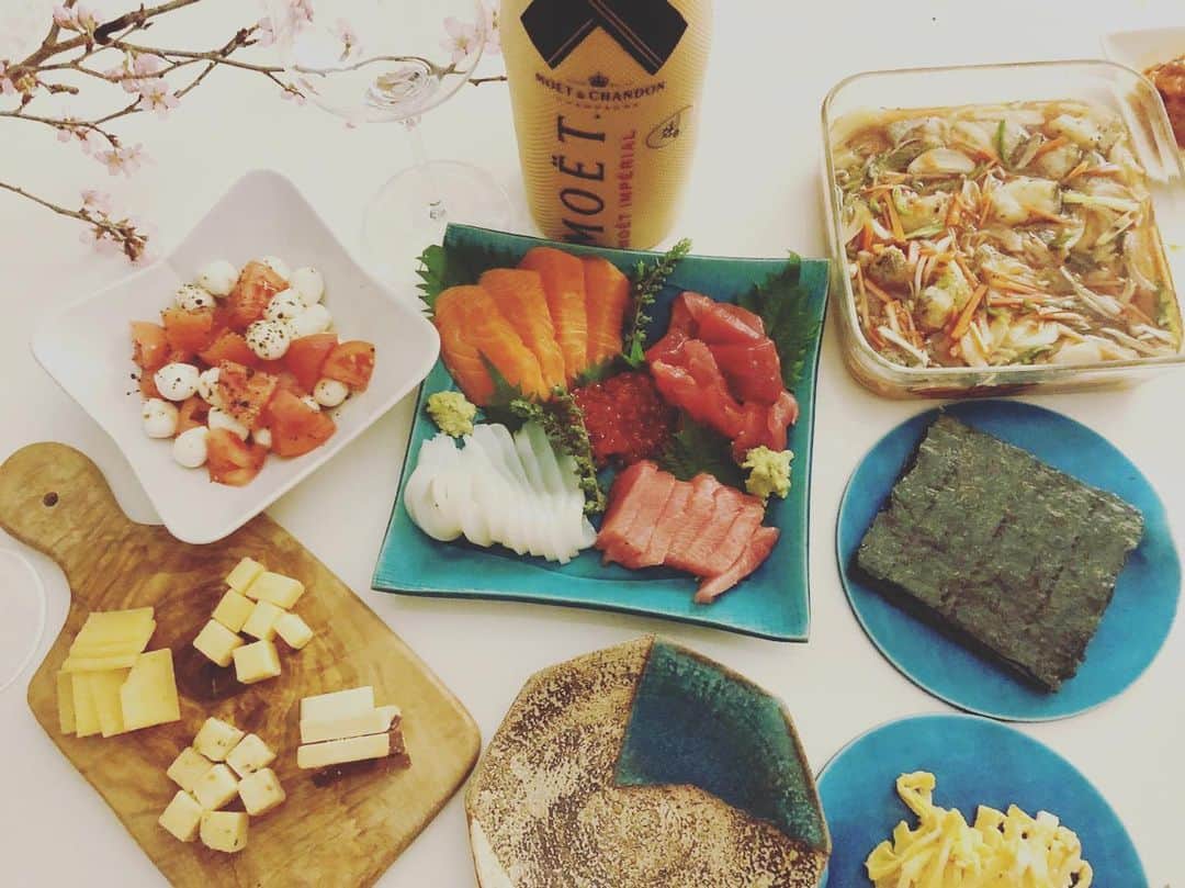 azumiのインスタグラム：「今年はおうちでお花見しました 来年は桜の木の下でもぐもぐ食べたいものです🌸 #あずみメシ #お花見 #wyolica  #ワイヨリカ  #azumi #おうちasobi」