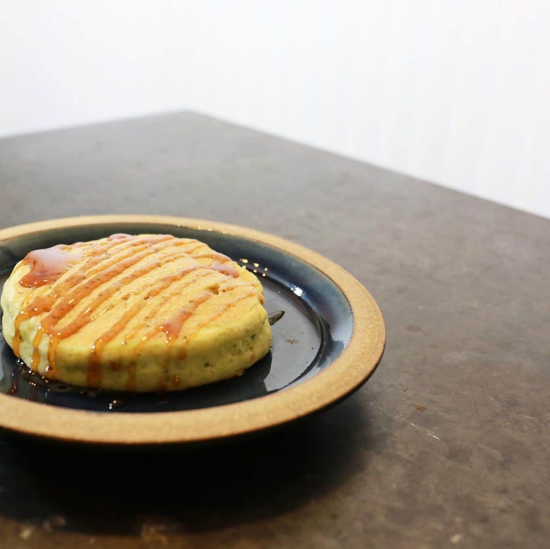 馬場裕之のインスタグラム：「ズッキーニのパンケーキ パンケーキの粉200g 成分無調整豆乳70cc（牛乳でも） 卵1個 ミックスナッツ30g ズッキーニ1／2本 ①豆乳と卵を泡立て器でよく混ぜ合わせる。 ②ズッキーニをすり下ろして①と混ぜる ③粉を入れよく混ぜ粘りが出たら砕いたミックスナッツを入れ混ぜて弱火で蓋をしながら両面3分づつ焼く。 ④はちみつやメープルシロップをかけてどうぞ。 ズッキーニはかぼちゃの🎃仲間です。  #おうち時間  #おうちごはん  #吉本自宅劇場  #馬場ごはん」