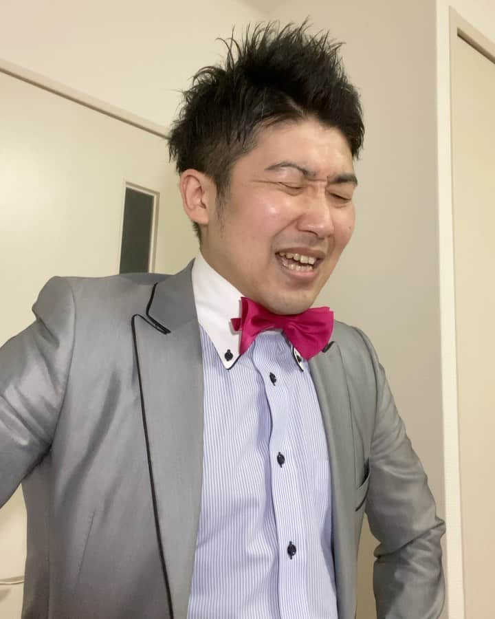 レイチェルのインスタグラム：「Twitter上にて、  庄司智春さんが始められた『ギャグリレー』に僕も参加させていただきましたよ！  僕は藍姉さんからバトンをいただきまして、僕からは仲良しのネイビーズアフロ・はじり君に回したので、これまた楽しみ膨らんじゃいますよね！  とぉ〜か言っちゃってぇーーー！！！😆😆😆✨✨✨ #ギャグリレー #ギャグつなぎ #ふざけんなコロナ #コロナに負けるな」