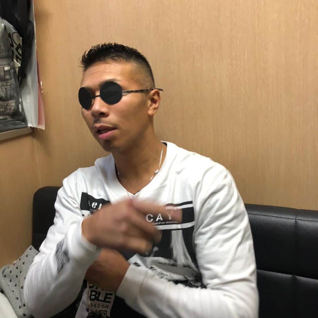 内山高志さんのインスタグラム写真 内山高志instagram 暇だったので事務所でak69さん風なサングラス作ってました 紙で作成したので 五分で出来た Akさん すいません コロナ ジム 休業 暇 工作 サングラス Ak69 さん風な 前が見えない 4月14日