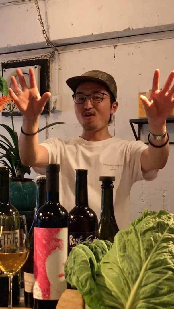 のインスタグラム：「#おうちLAPAZ vol.05 LAPAZから大切なお知らせです！  ラパスのスペシャルお惣菜のテイクアウトを明日4\15(水)から始めます👏  ORGANIC TABLE BY LAPAZ　 TAKE OUT 営業時間　水曜日〜日曜日  12:00〜15:00  TAKE OUT ＆ おうちLAPAZお惣菜 予約 電話受付対応時間　11:00〜17:00 電話番号　03−6438−9624  メニューついてはお電話またはインスタグラムの投稿をチェックしてくださいね！  おうちLAPAZ お惣菜 ３種セット ¥1000 容器代+¥100 （前日までに電話予約をお願いします。） メニューは おうちLAPAZお惣菜セット vol.01. ✨ 自家製パン粉の春キャベツとレンズ豆のコロッケ (麻布十番菜果さんの宮崎県産無農薬春キャベツ) ✨ ソイミートのからあげ/スイートチリソースパクチー添え (パクチーは天草の仙人馬場さんの自然栽培パクチー) . ✨柑橘香るキャロットラペ (天草の仙人馬場さんの自然栽培人参)  注文方法 1.電話で前日事前予約受付となります ※電話受付時間（11:00〜17:00) ※お持ち帰り容器をお持の方はご持参ください。 ※LAPAZでも容器はご用意しております（￥100)  2.お渡し応時間　12:00〜15:00 ※お会計は現金・カード対応可能(square対応)  #おうちLAPAZ #organictablebylapaz #lovevegetable #vegan #takeout #テイクアウト東京  #ヴィーガン #プラントベース #plantbased  #organicvegan #お惣菜#ヴィーガン料理  #ヴィーガンレシピ　 #plantbased」