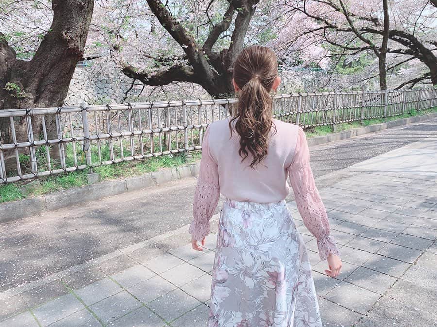 沢井里奈さんのインスタグラム写真 - (沢井里奈Instagram)「♡ . ‪先日の撮影の時に‬ ‪ほんの少しの時間でしたが、‬ ‪桜を見る事が出来ました🌸🍃‬ . ‪今年は見れないと思っていたので‬ ‪嬉しかったです🥺✨‬ ‪少し気分も晴れた気がします😌💕💕‬ . . #さわーコーデ 👗💕💕 clothes♡ #apuweiserriche . . #桜 #桜並木 #名古屋城」4月14日 18時36分 - sawairina