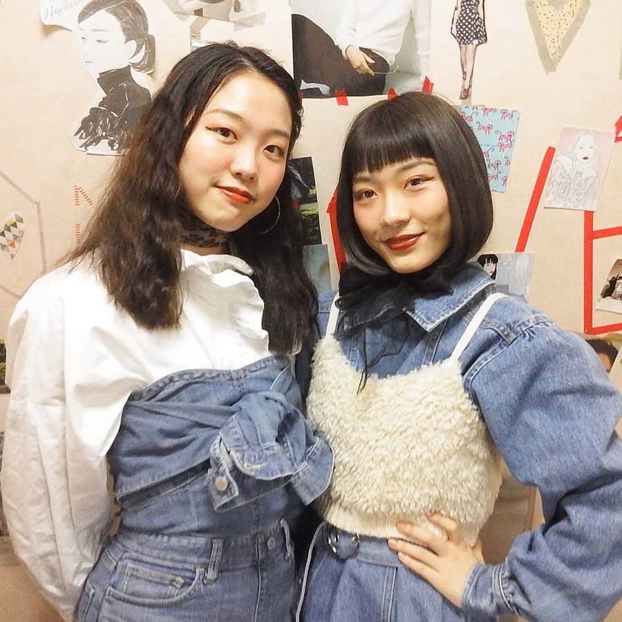 ELLE girl JAPANさんのインスタグラム写真 - (ELLE girl JAPANInstagram)「ELLEgirl stayhome fashion show🏠👠﻿ ﻿ #おうち時間 をより楽しむために、エル・ガールがインスタグラムでファッションショーを開催🌼 #stayhome が大切な今だからこそ、おうちの中でとっておきの春服コーデを披露して！👀🌟﻿ ﻿ 💁🏻‍♀️エル・ガール インターン HARUKA( @fujiharu_0510 )﻿ ﻿ HARUKAは姉妹でリンクコーデを披露👭♡デニム素材とホワイトカラーをテーマに、レイヤードを効かせた上級者スタイリング👖﻿ ﻿ ﻿ 📢みんなもおうちファッションショーに参加しない？【 #ellegirlstayhomefashionshow 】【 #ellegirluni 】のタグを付けてコーデを投稿してね📸﻿ ﻿ #ellegirlstayhome #stayathome #stayhomestaysafe #おうち時間 #春ファッション #コーデ #ootd #私服コーデ #私服撮影 #春コーディネート #春コーデ2020 #デニムコーデ #デニムパンツ #リンクコーデ #デニムリンクコーデ #姉妹リンクコーデ #姉妹コーデ #レイヤードスタイル #レイヤードコーデ」4月14日 18時45分 - ellegirl_jp