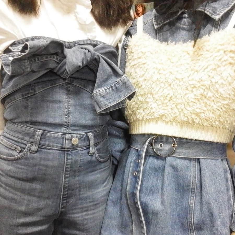 ELLE girl JAPANさんのインスタグラム写真 - (ELLE girl JAPANInstagram)「ELLEgirl stayhome fashion show🏠👠﻿ ﻿ #おうち時間 をより楽しむために、エル・ガールがインスタグラムでファッションショーを開催🌼 #stayhome が大切な今だからこそ、おうちの中でとっておきの春服コーデを披露して！👀🌟﻿ ﻿ 💁🏻‍♀️エル・ガール インターン HARUKA( @fujiharu_0510 )﻿ ﻿ HARUKAは姉妹でリンクコーデを披露👭♡デニム素材とホワイトカラーをテーマに、レイヤードを効かせた上級者スタイリング👖﻿ ﻿ ﻿ 📢みんなもおうちファッションショーに参加しない？【 #ellegirlstayhomefashionshow 】【 #ellegirluni 】のタグを付けてコーデを投稿してね📸﻿ ﻿ #ellegirlstayhome #stayathome #stayhomestaysafe #おうち時間 #春ファッション #コーデ #ootd #私服コーデ #私服撮影 #春コーディネート #春コーデ2020 #デニムコーデ #デニムパンツ #リンクコーデ #デニムリンクコーデ #姉妹リンクコーデ #姉妹コーデ #レイヤードスタイル #レイヤードコーデ」4月14日 18時45分 - ellegirl_jp