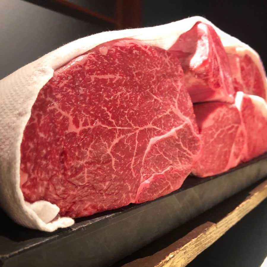 東京肉レポートさんのインスタグラム写真 - (東京肉レポートInstagram)「その日に食べられるお肉が出てくるプレゼーテーションは本当に気持ちが高ぶる！この日は初めてカウンターではなく個室利用しました！ ﻿ 価格帯：15,000円〜25,000円﻿ オススメメニュー：黒タンのステーキ、自家製ミルクジェラート ﻿ Can’t wait for the next visit to “Kokoro” and to eat perfectly grilled Wagyu steak there ! ﻿ #KOKO炉 #銀座 #銀座グルメ #ハンバーガー #焼肉 #ステーキ #ユッケ #すき焼き #肉 #和牛 #牛 #グルメ #東京肉レポート #肉レポ #kokoro #ginza #hamburger #yakiniku #wagyu #beef #steak #instafood #food #foodie #barbecue #bbq #tokyo #tokyo_wagyu_report」4月14日 19時04分 - tokyo_wagyu_report