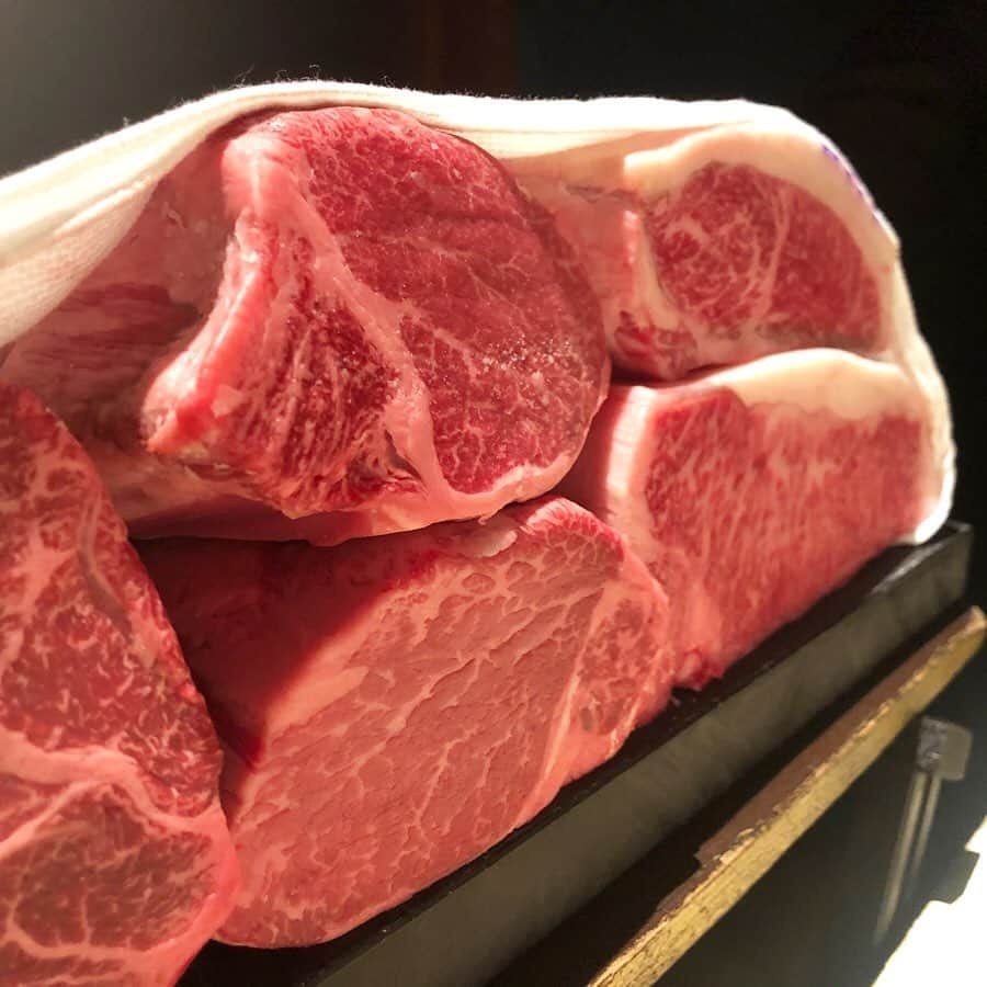 東京肉レポートさんのインスタグラム写真 - (東京肉レポートInstagram)「その日に食べられるお肉が出てくるプレゼーテーションは本当に気持ちが高ぶる！この日は初めてカウンターではなく個室利用しました！ ﻿ 価格帯：15,000円〜25,000円﻿ オススメメニュー：黒タンのステーキ、自家製ミルクジェラート ﻿ Can’t wait for the next visit to “Kokoro” and to eat perfectly grilled Wagyu steak there ! ﻿ #KOKO炉 #銀座 #銀座グルメ #ハンバーガー #焼肉 #ステーキ #ユッケ #すき焼き #肉 #和牛 #牛 #グルメ #東京肉レポート #肉レポ #kokoro #ginza #hamburger #yakiniku #wagyu #beef #steak #instafood #food #foodie #barbecue #bbq #tokyo #tokyo_wagyu_report」4月14日 19時04分 - tokyo_wagyu_report