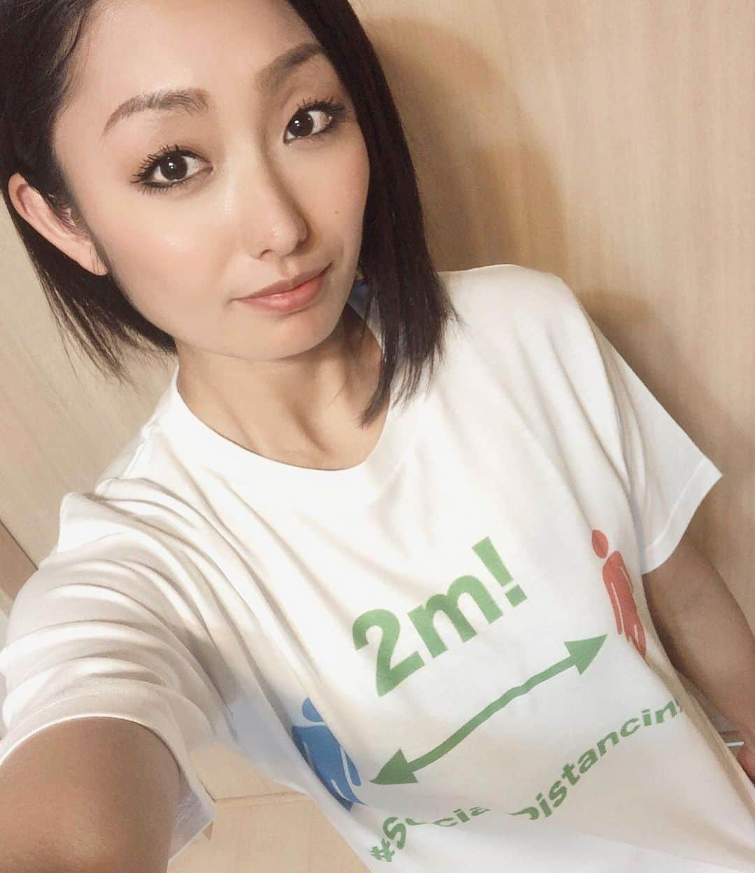 安藤美姫さんのインスタグラム写真 - (安藤美姫Instagram)「My friend made this T-shirt’s to be safe, protect ourselves to make this situation better soon as possible!!!!! Social Distancing is really important 💪🙏🔥 お友達から届きましたソーシャルディスタンシングTシャツ🙏🙏🙏 新型コロナウイルスの感染拡大が続く中、「ソーシャル・ディスタンシング」ということばが注目されています!!! 直訳すると「社会的距離」という意味で　感染症の拡大を防ぐために、人混みを避けたり自宅にとどまったりして、人との距離をとることを指しています。 新型コロナウイルスの感染が拡大する中で、一人一人が実行できる対策として、人との距離が密になってしまうような場所や状況を避けることが重要だと再認識しましょう🙏🙏🙏 少しでも1日でも早くのこ状況を抜け出すためにも私達1人1人の意識が大事😌😌😌 皆様の健康と安全のために… 頑張りましょう💪💪💪 #socialdistancing  #ソーシャルディスタンシング  #2m #ataysafe #coronavid19」4月14日 19時04分 - miki_m_ando0403