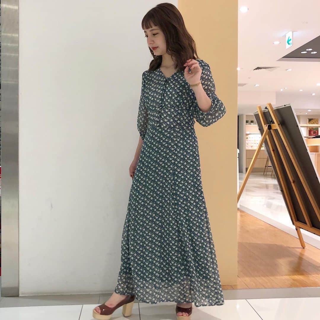 LAGUNAMOONさんのインスタグラム写真 - (LAGUNAMOONInstagram)「【PICKUP STYLING】 〈梅田大丸〉TSUJINAKA（@lagunamoon_mio） フラワーバックレースアップワンピース  price...¥16,000(+tax) color...RED/GRN/BLK size...S/M (スタッフ身長150cm Sサイズ着用)  トレンドの小花柄のワンピース。 バックがレースアップになっていてウエストをすっきり見せてくれるデザインです。  ___________________________________________________ LAGUNAMOON全国店舗のLINEアカウントが出来ました！ @lagunamoon_shop TOPのハイライト「LINE」よりお好きな店舗を追加出来ます！ _____________ プロフィールのURLよりご覧下さい。 #LAGUNAMOON #LAGUNAMOON_SHOP」4月14日 19時00分 - lagunamoon_shop