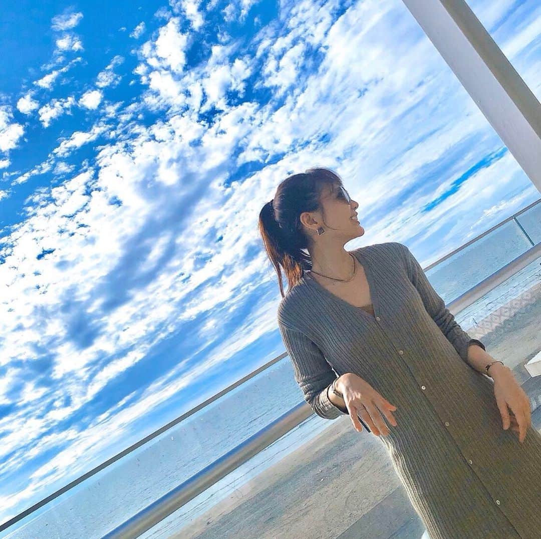 Aoiさんのインスタグラム写真 - (AoiInstagram)「思い出写真🌸 海はいつ見ても癒されるけど 入るのは怖いので 見る専門です😂  #湘南の海#綺麗だね」4月14日 19時05分 - aoioa
