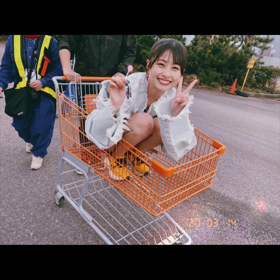 松岡はなのインスタグラム：「LitcharmのMV公開されました! この日もすっごく寒かったのだけど、優しくて暖かいスタッフさんばかりで今でも余韻に浸れちゃうくらいとっても楽しい撮影でした...🌼 何だかカッコ付けちゃって恥ずかしいけど観てねっ!(笑)」
