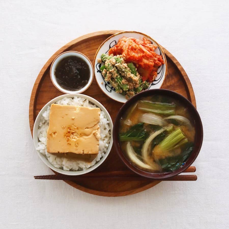 樋口正樹さんのインスタグラム写真 - (樋口正樹Instagram)「Tomeshi . 夜ご飯は「とうめし」で、 某おでん屋さんで有名な 出汁でよーく煮た豆腐を 飯にのせて楽しむご馳走。 あと、もずく酢、キムチ、 アスパラガスの胡麻和え、 小松菜と玉ねぎの味噌汁。 . . . #とうめし #豆腐飯 #晩ごはん #夕飯 #tomeshi #tofumeshi #tofudon #teishoku」4月14日 19時11分 - higuccini