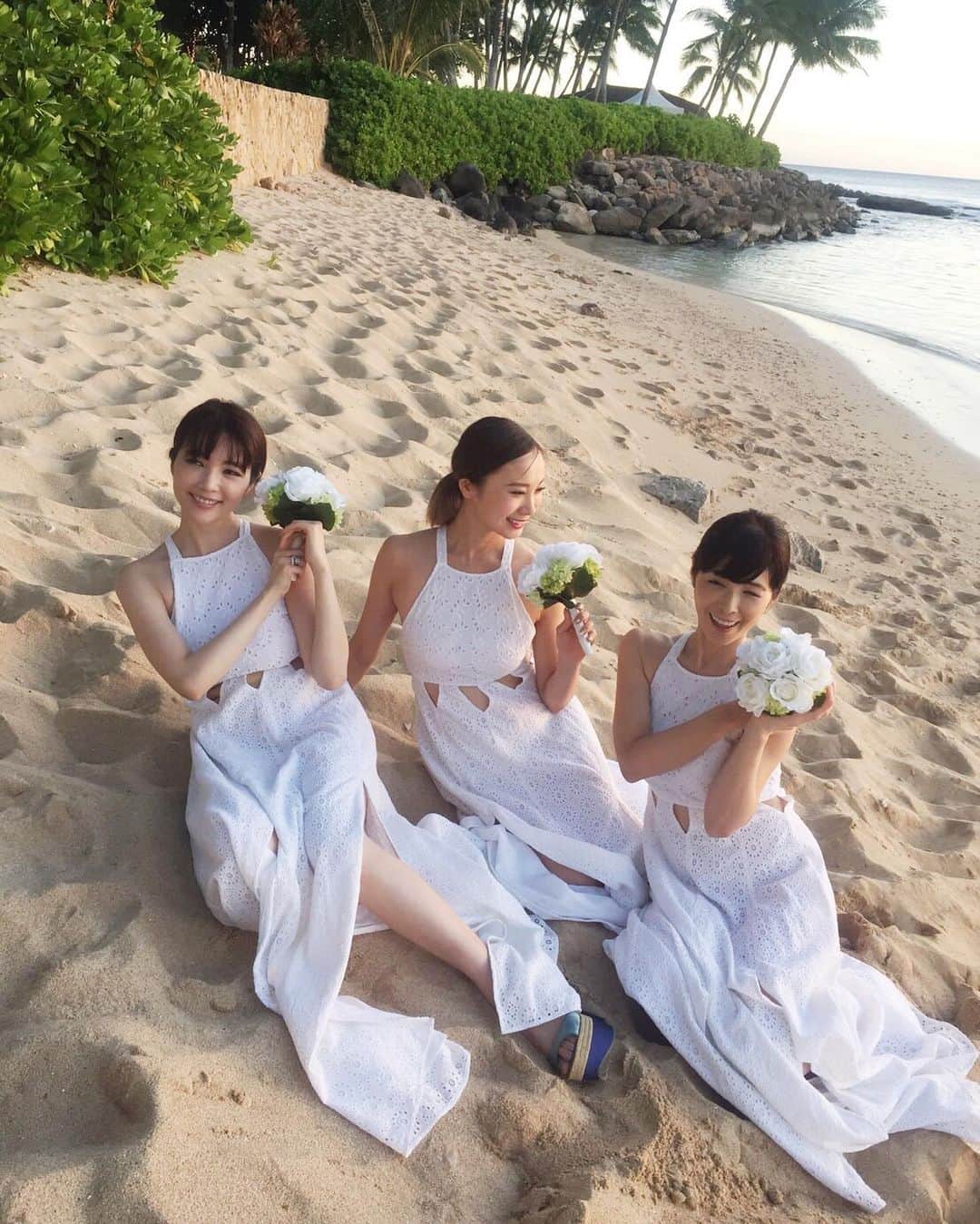 森下悠里さんのインスタグラム写真 - (森下悠里Instagram)「4年前？？とかかな💓 大好きなお友達の🌴🌺ウエディング🌺 - 光栄にもブライズメイドやらせていただきました💓 - とーっても懐かしい✨✨✨ - 最高に美しい👰と 素敵なみんな、、 本当、素敵な式だったなぁ💓 - - #resort #wedding #bridesmaids #memories」4月14日 19時18分 - yuurimorishita