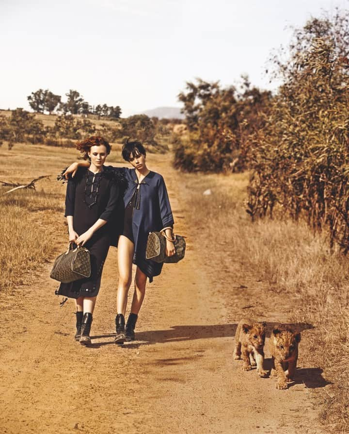 ルイ・ヴィトンさんのインスタグラム写真 - (ルイ・ヴィトンInstagram)「The thrill of exploration. Louis Vuitton is inviting everyone at home to escape in the evocative imagery of celebrated #SpiritOfTravel campaigns.  Set in a South African savannah, Peter Lindbergh’s images hark back to a time when the journey was as much an experience as arriving at a destination.  South Africa, 2014. Photographer @therealpeterlindbergh Models @misskarenelson @ediebcampbell​」4月14日 19時20分 - louisvuitton