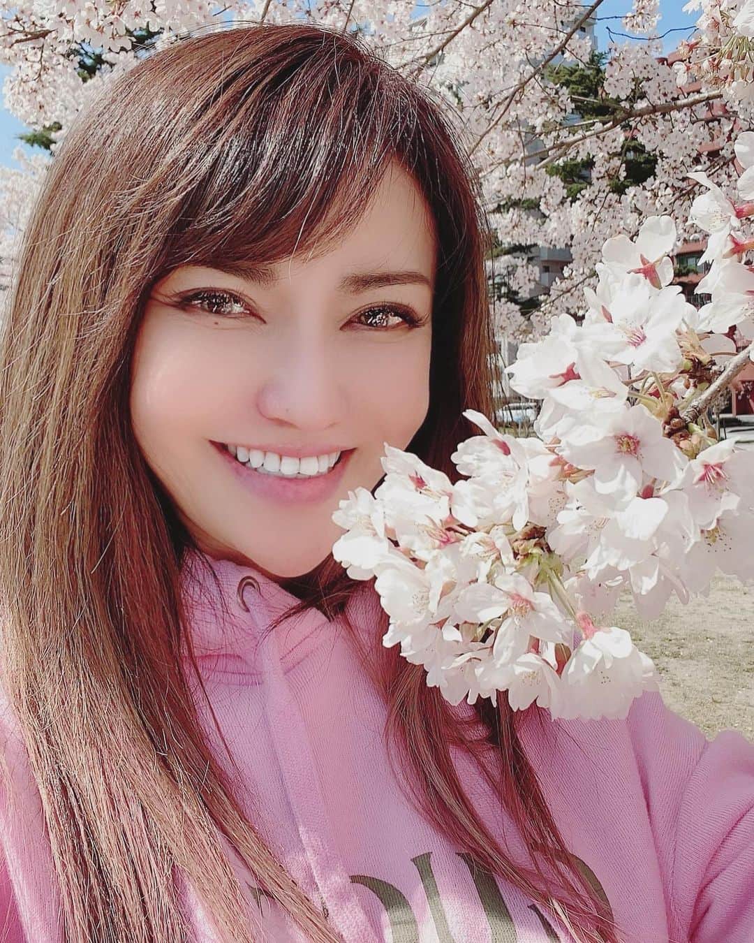 selfieneのインスタグラム：「#自粛中  #この機会に整理整頓  #物の断捨離 #人間関係の断捨離  色々できるね 私は整理整頓が苦手だから 頑張ろ💦 そして#新しい事を始めるチャンス だね 古いものを手放すと 新しいものが手に入るよ いつもそう(^^) #お花見したい #温泉旅行  #脳内旅行者 #旅行好きな人と繋がりたい  #桜 #しだれ桜  #gucci」