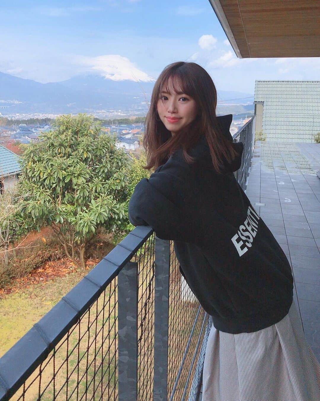 加田穂乃華のインスタグラム：「#stayhome  みなさんお久しぶりです😊笑  お家で過ごす時間が増えたので、この時間を使って溜めすぎていた写真を少しづつ更新していこうかな☺️👏🏼 ・ 写真は前にお仕事で訪れた場所🗻 富士山はいつ何回みてもテンションが上がるし 元気をくれます😌  #富士山 #mtfuji #おうち時間 #時差投稿」