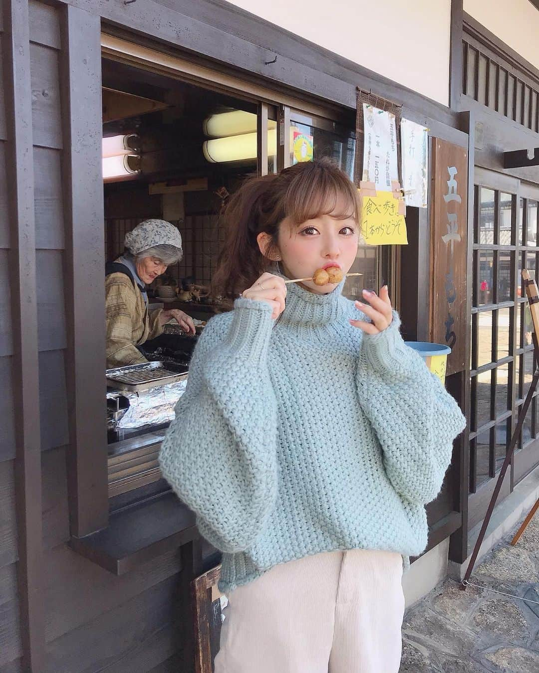 横田亜美さんのインスタグラム写真 - (横田亜美Instagram)「🍡 コロナ落ち着いたら 絶対またここのお団子 食べに行くっ🥺。 . 販売してるおばあが かわいすぎた件🦋🦋 . . #食べ歩き #食べ歩きの旅 #食べ歩きグルメ #お団子 #ポニーテール #五平餅 #visit_tokai #列車旅 #女子旅 #travel #japantravel #train #kiso #japanesefood  #木曽 #旅館 #浴衣 #絶景 #古い町並み #妻籠馬籠 #親子旅 #馬籠 #温泉 #温泉旅行 #今日のコーデ #私服 #hm」4月14日 19時27分 - amimi0218