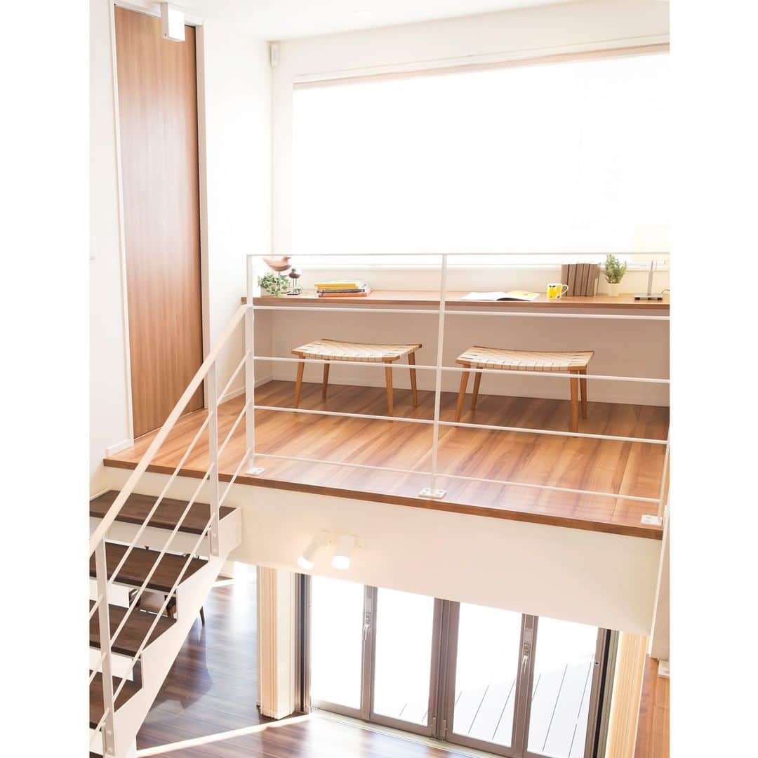 タマホーム株式会社さんのインスタグラム写真 - (タマホーム株式会社Instagram)「階段ホールを利用したワークスペース。 光が入る大きな窓で明るく開放的な空間。仕事や読書、趣味の時間など様々に用途で利用できる便利スペース。 ‐ - - - #ワークスペース #階段ホール #階段 #インテリア #interiordesign #myhome #housedesign #施工事例 #モデルハウス #モデルハウス見学 #タマホーム #新築一戸建て #マイホーム計画 #2世帯住宅 #自由設計」4月14日 19時39分 - tamahome_official