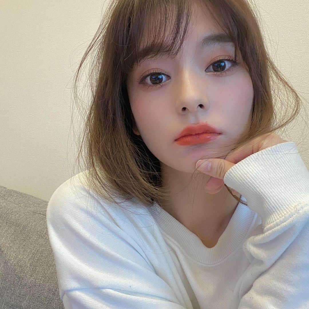 小濱庸子のインスタグラム：「髪の毛をイメチェン😀❤️ そして、、、暇だったので、、、 #オルチャンメイク してみた！✨ カンテリチャンを見ながら、メイクしたのだけど、、、 わたし的なポイントは ①ナチュラル並行眉毛（困り眉） →眉頭の上部分からはの字型になるように！！眉マスカラで色を抜くのもわすれず！ ②涙袋 →結構強気で入れる。目尻に向けてだんだん幅が広くなるように。 ③ぽってり唇（💋の上と下に影をいれる）これ、今日やってみて、ええやん！思ったからこれからやることにした！！ これで割とオルチャンになるかな？？ #本当は、ただ髪の毛はボブ風にしてみたー✨ 明日は何メイクしよっかなー！🤩✨ #お家時間 #オルチャンメイク #メイク #makeup #ボブ #ヘアアレンジ #眉毛メイク #唇 #lip #影 #涙袋メイク」