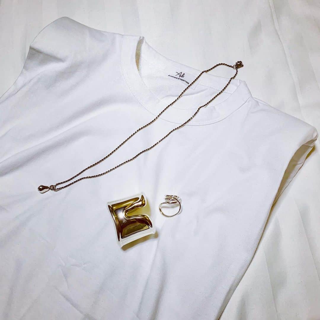 liiiiche23のインスタグラム：「・﻿ ・﻿ @aulii_amomentofhappiness ﻿ ﻿ 肩パッドTシャツ﻿ 白Tにシルバーアクセの妄想コーデ﻿ ﻿ 早くオシャレしてお出かけしたいなぁ…💭﻿ ・﻿ ・ #fashion #outfit #outfitoftheday #ootd #instafashion #simplecode #白T #肩パッド #シルバーアクセサリー #silveraccessory #silveraccessories #bottegaveneta #newbottega #ボッテガ #ボッテガヴェネタ #tiffanyandco #tiffany #ティファニー #スプリットカフ #エルサペレッティ #charlottechesnais #シャルロットシェネ」