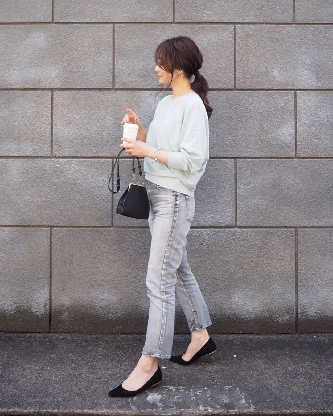 yoko178loveさんのインスタグラム写真 - (yoko178loveInstagram)「#coordinate ． ． かかりつけのクリニックへ 薬を受け取った帰りに ホットラテをテイクアウト☕︎ ． それだけの事だけど 気分もリフレッシュ🍀 ． ． ミントグリーンの綺麗なニットで 気分まで心地よく☺︎ ．  @plst_official のドルマンスリーブのニットにはデニムを合わせて大人カジュアルに✨ ． ． #plst#プラステ#プラステコーデ#pr#大人カジュアル #大人カジュアルコーデ #春コーデ #オフィスコーデ #outfit#mylook #fashion #instafashion #シンプルコーデ」4月14日 19時46分 - yoko178love