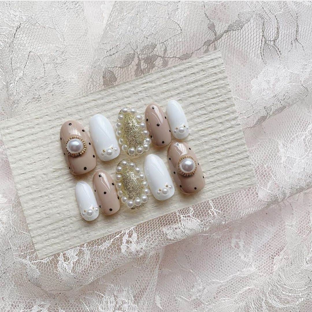 ピュアラモ オフィシャルさんのインスタグラム写真 ピュアラモ オフィシャルinstagram ホワイト ベージュの ネイルチップがかわいい Churlme O0 さんの デザインネイルです お値段は 1100 ネイルチップ販売 ネイルチップ ジェルネイル