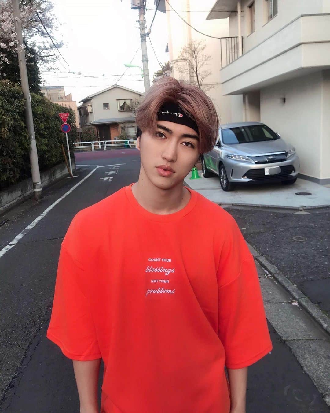 のインスタグラム：「Count your BLESSINGS not your PROBLEMS.🤙 . . . . .  #orange #junkymood #fit #cordinate #streetwear #streetfashion #fashion #davidharada #onitsukatiger #asianboy #drip #model  #コーデ  #コーティネート  #シルバー  #ストリートファッション  #ストリートコーデ  #ストリート  #ファッション #맞팔 #선팔 #맟팔환영 #서울 #부산 #셀카 #셀스타그램 #얼스타그램 #셀피 #협찬 #좋아요」