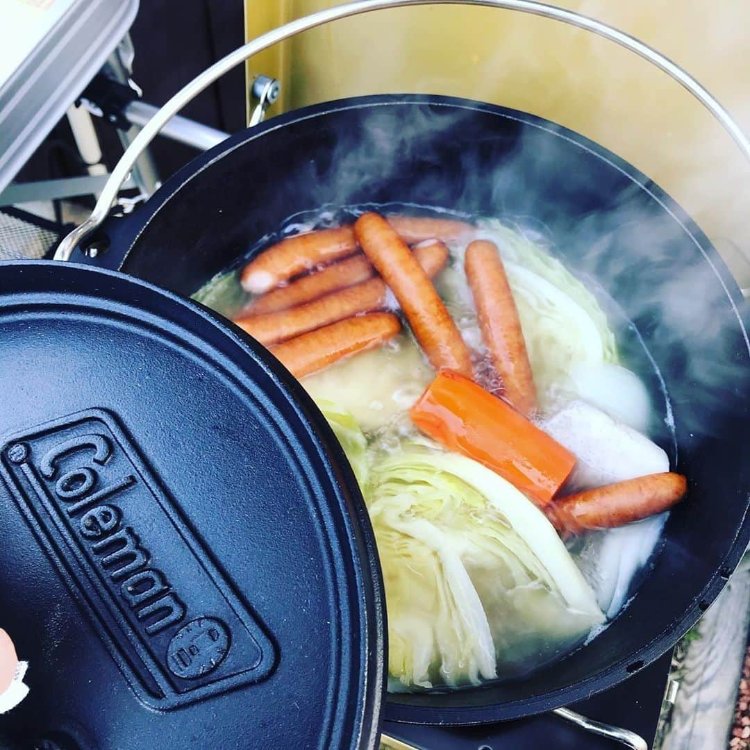 Coleman Japanさんのインスタグラム写真 - (Coleman JapanInstagram)「野菜やウィンナーをじっくりコトコト煮るだけ簡単 #ポトフ 🍲  コールマンのダッチオーブンは日常使いにもおすすめ👍シーズニング不要で、すぐに使えるのも嬉しい😊 ・ 📷：@pa.pa.panda さん 素敵なお写真ありがとうございました✨ ・ ━━━━━━━━━━━━━━━━━ #私のコールマン や #私のコールマンレシピ を付けて投稿して頂いた中から素敵なお写真は、コールマン公式SNSでご紹介させて頂きます♪ ━━━━━━━━━━━━━━━━━ ・ ・ ・ #灯そうColeman #灯そうコールマン #灯そう #Coleman #コールマン #Camp #キャンプ #Outdoor #アウトドア #アウトドア料理 #アウトドア飯 #キャンプ飯 #キャンプご飯 #キャンプ料理 #キャンプごはん #アウトドアレシピ #キャンプレシピ #ダッチオーブン #おうちキャンプ #おうちキャンプ飯 #おうち時間 #おうちコールマン」4月14日 20時00分 - coleman_japan