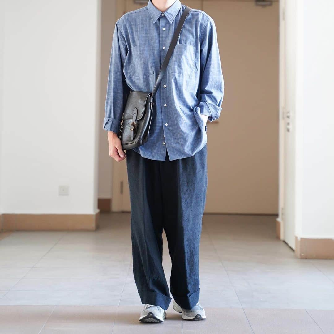 のインスタグラム：「ブルー系のワントーン ・ ・ #individualizedshirts #stevenalan #auralee #newbalance #m990 #m990v3 ———————————————————————— #ootd#coordinate#snap#fashionsnap#fashion#instafashion#instagood#メンズファッション#gu#uniqlo#爽やかコーデ#l4l#f4l#お洒落さんと繋がりたい#おしゃれさんと繋がりたい#オシャレさんと繋がりたい#写真撮ってる人と繋がりたい#写真好きな人と繋がりたい#ファインダー越しの私の世界 #シミラールック#couple #couplephoto #neat_tokyo #henderscheme ————————————————————————」