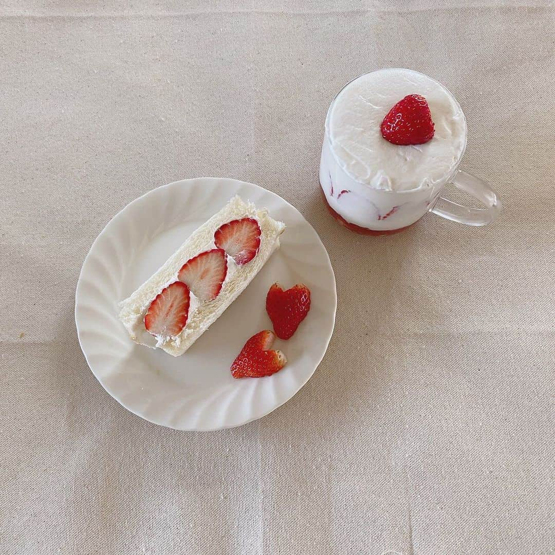 横山結衣さんのインスタグラム写真 - (横山結衣Instagram)「今日はいちごサンドを作りました🍓 おいしかたよ🎀  行程的にはとっても簡単なのでみなさんもぜひ〜☺️☺️ #おうちカフェ  #お家カフェ  #おうち時間  #いちごサンド」4月14日 20時03分 - yoko_yui_team8