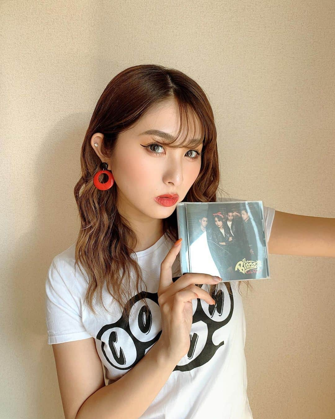 青野美沙稀さんのインスタグラム写真 - (青野美沙稀Instagram)「CD買ったよ報告が まだまだくるので嬉しいな😆 . みんなライブまでに 聴き込んで一緒に歌えるように しておいてね〜💋💋 . そしてこのTシャツは イギリスのCOSHBOYから🇬🇧 . Thank you coshboy🐾🐾 . #thebiscats #biscats  #ビスキャッツ #cd #album #rockabilly #ロカビリー  #catsstyle #キャッツスタイル #coshboy」4月14日 20時04分 - misaki_aono