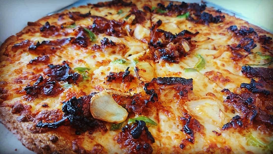 松本康太さんのインスタグラム写真 - (松本康太Instagram)「ドミノピザ『高麗カルビ』ピザを食べたくなったら、このメニューを選んでしまう！カルビがジューシーで美味しくて、ピリ辛ダレがたまらない♪生地は毎回ウルトラクリスピーなのです！  #高麗カルビ #ウルトラクリスピークラスト #ドミノピザ #ピザ #pizza #カルビ #ニンニク #レギュラー松本 #あるある探検隊」4月14日 20時09分 - aruarutankentai.matsumoto